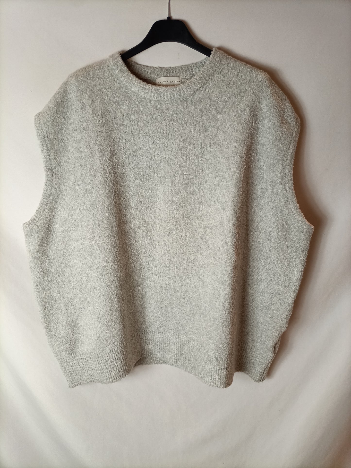 PRETTY LAVISH. Light gray sleeveless sweater. TM
