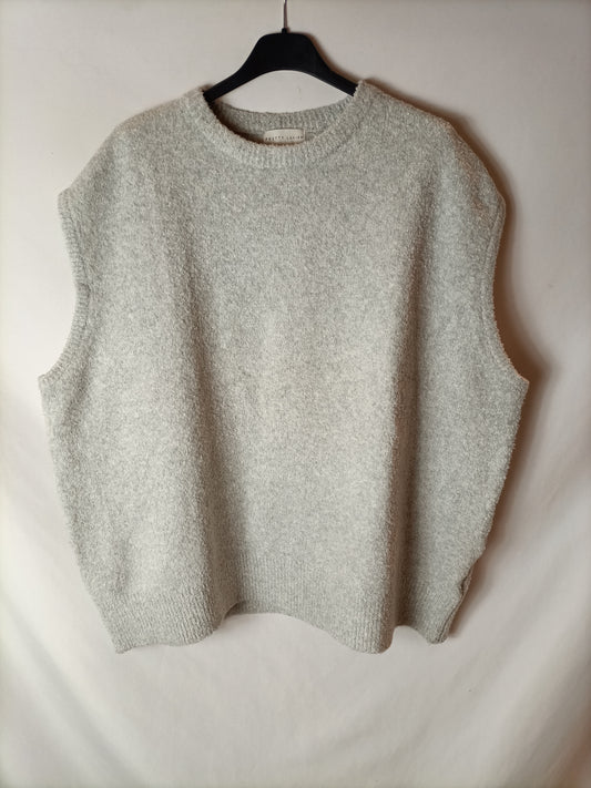 PRETTY LAVISH. Light gray sleeveless sweater. TM