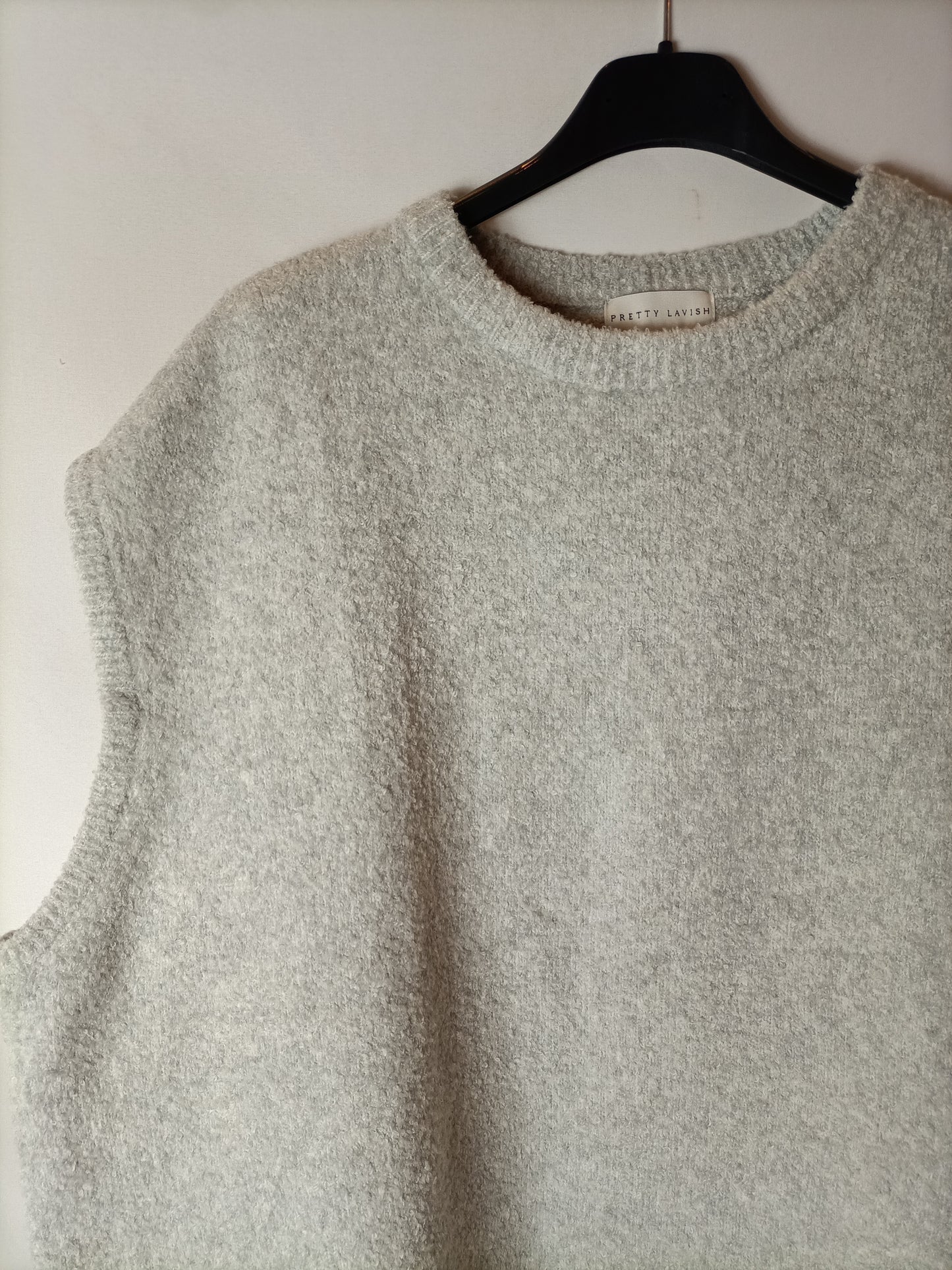 PRETTY LAVISH. Light gray sleeveless sweater. TM