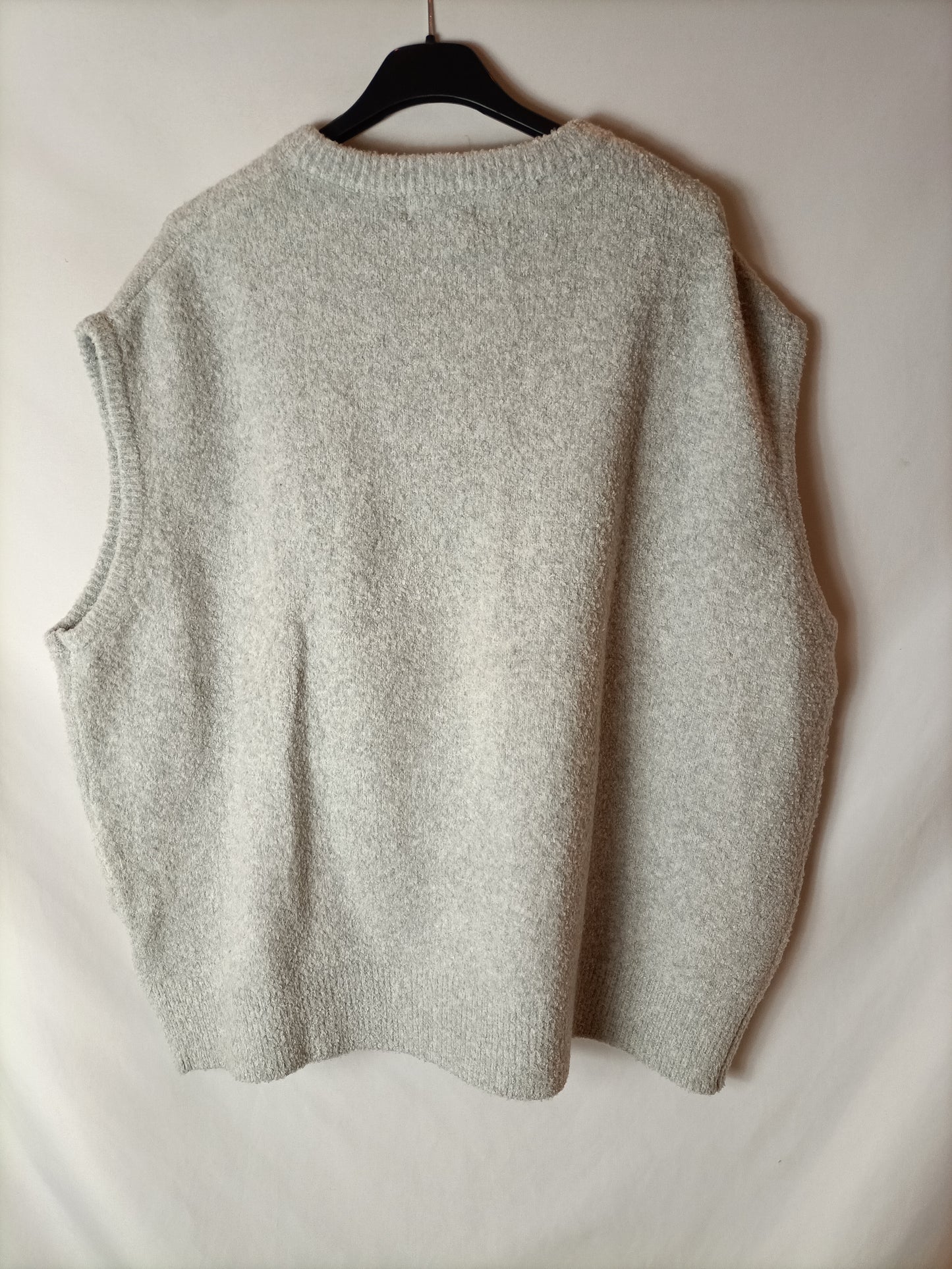 PRETTY LAVISH. Light gray sleeveless sweater. TM