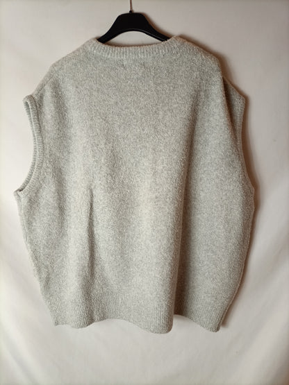 PRETTY LAVISH. Light gray sleeveless sweater. TM