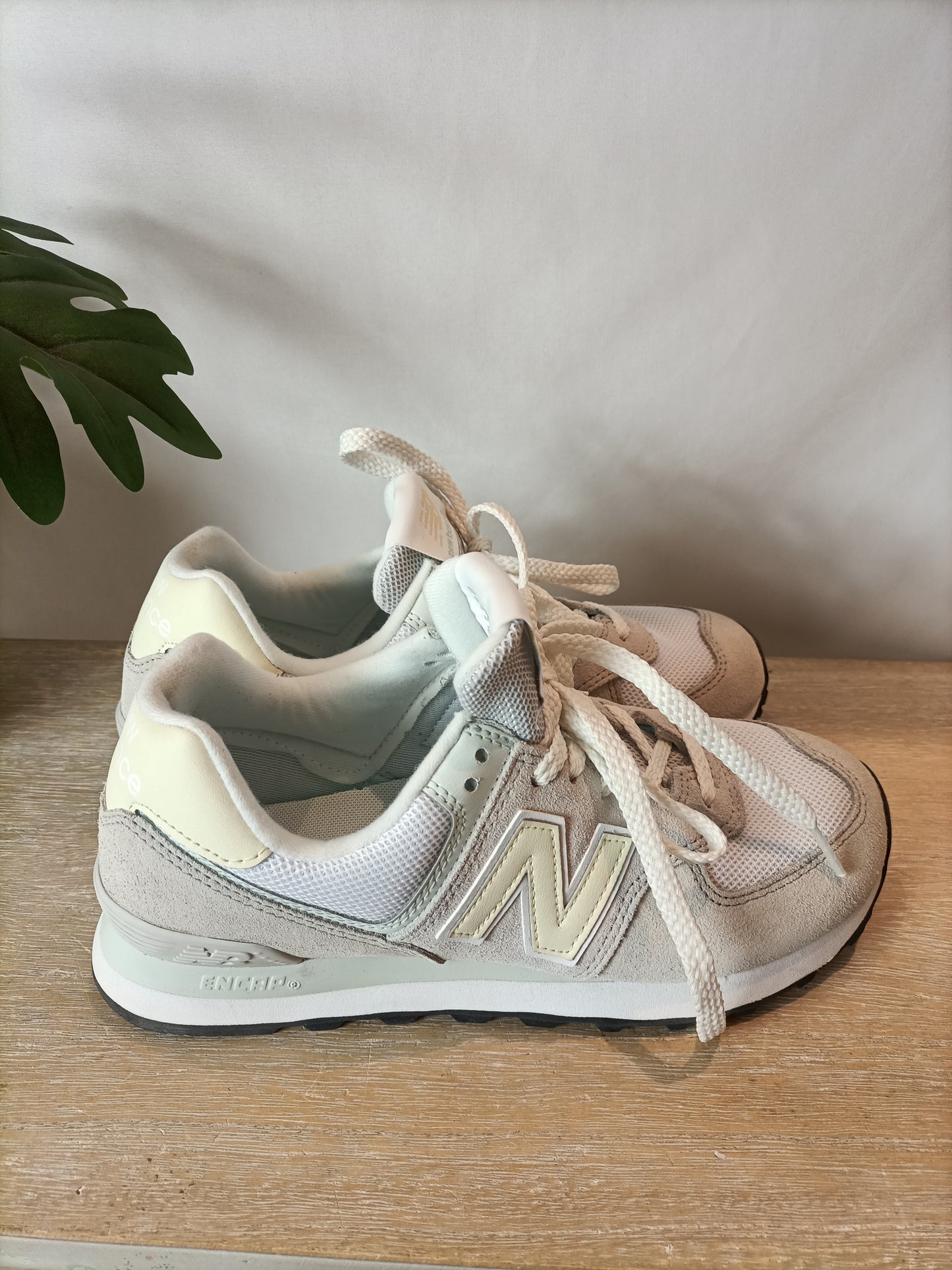 NEW BALANCE. Beige sneakers, size 38