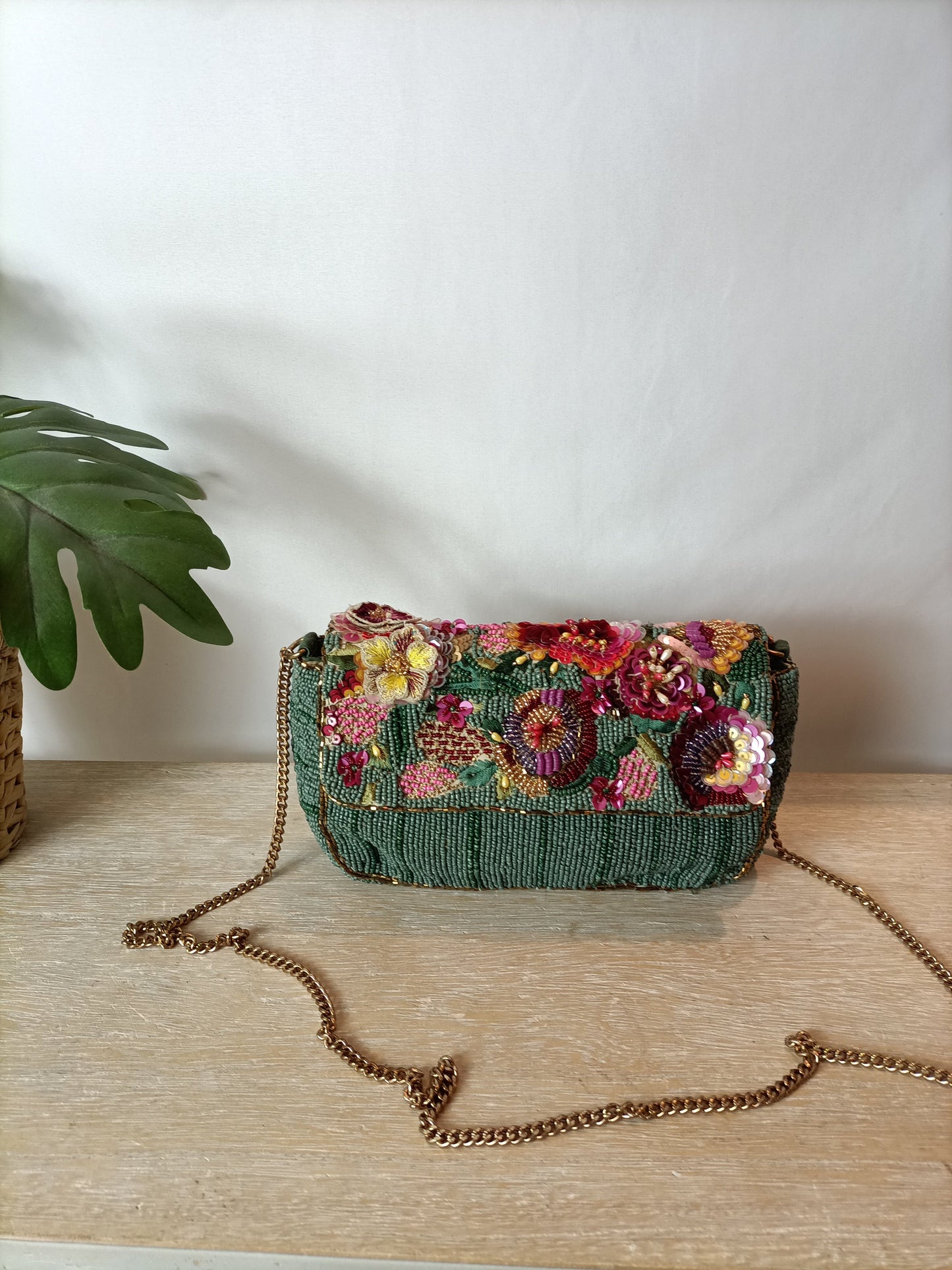 ZARA. Bolso abalorios cadena.