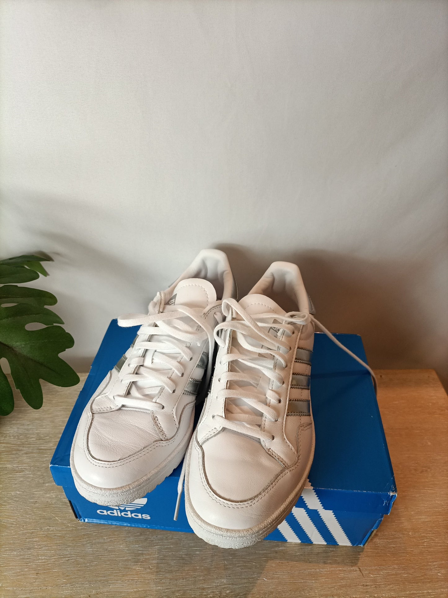 ADIDAS. Zapatillas blancas rayas plateadas. T 38