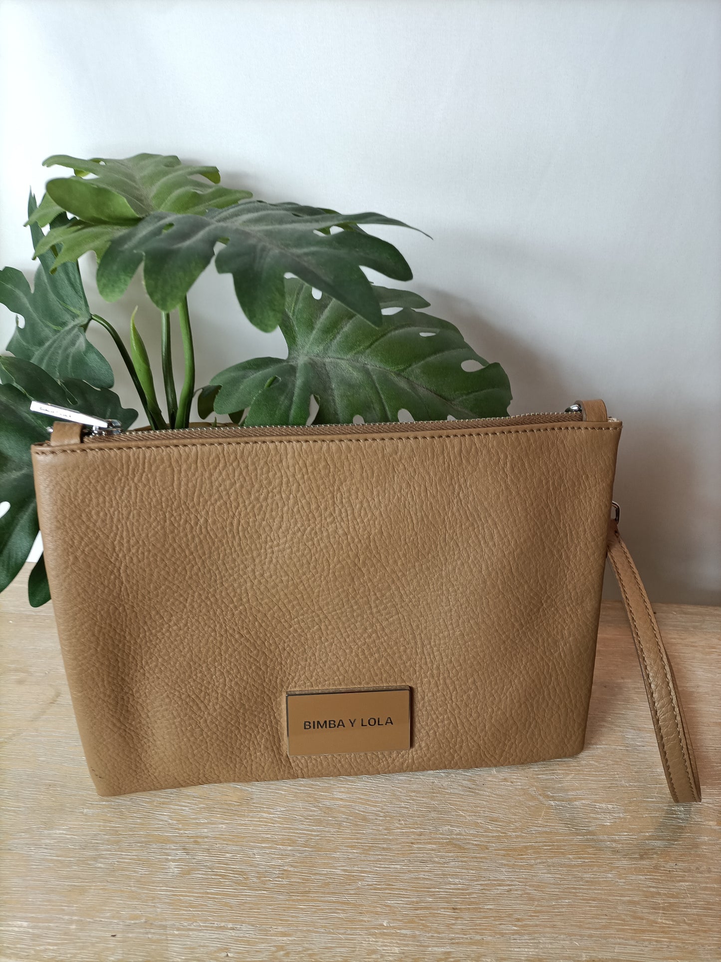 BIMBA Y LOLA. Bolso beige cartera
