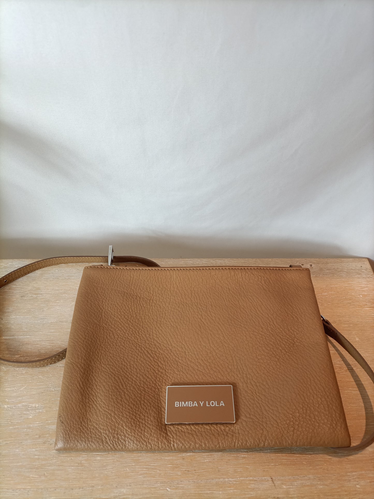 BIMBA Y LOLA. Bolso beige cartera