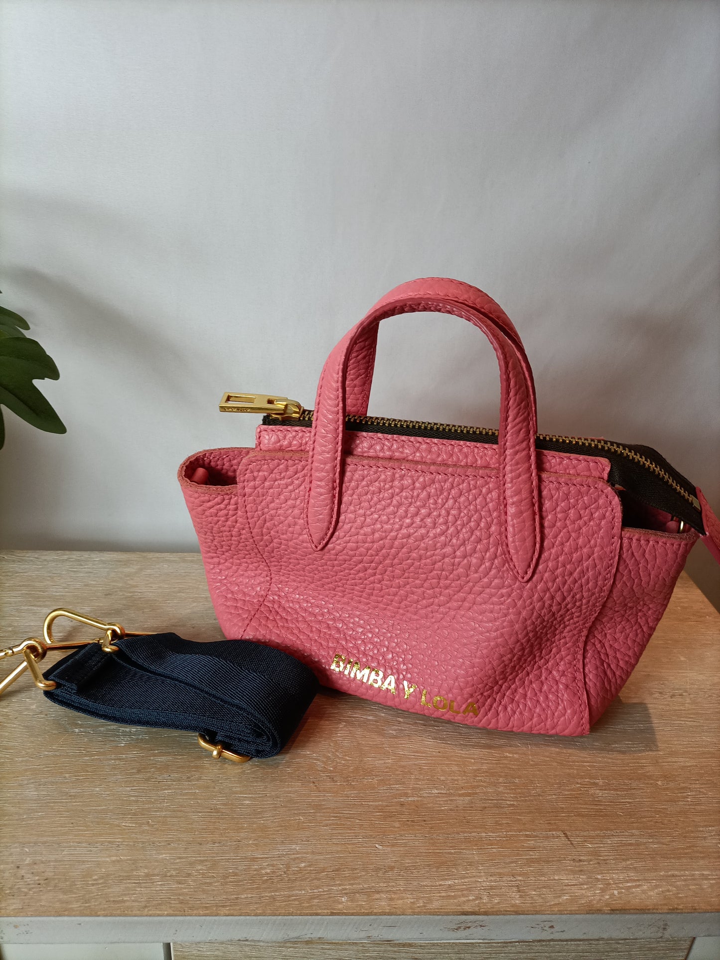 BIMBA Y LOLA. Bolso rosa textura