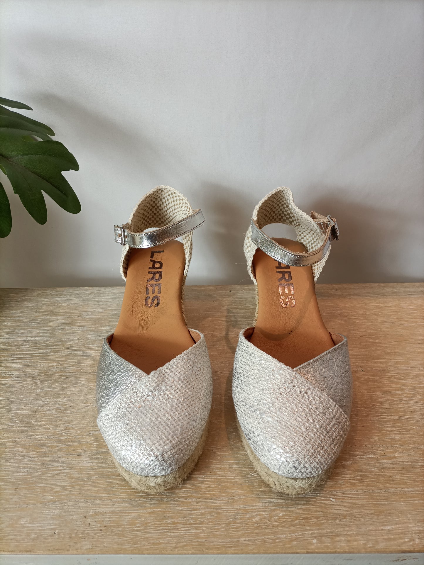 LARES. Cuñas esparto plateadas T.38