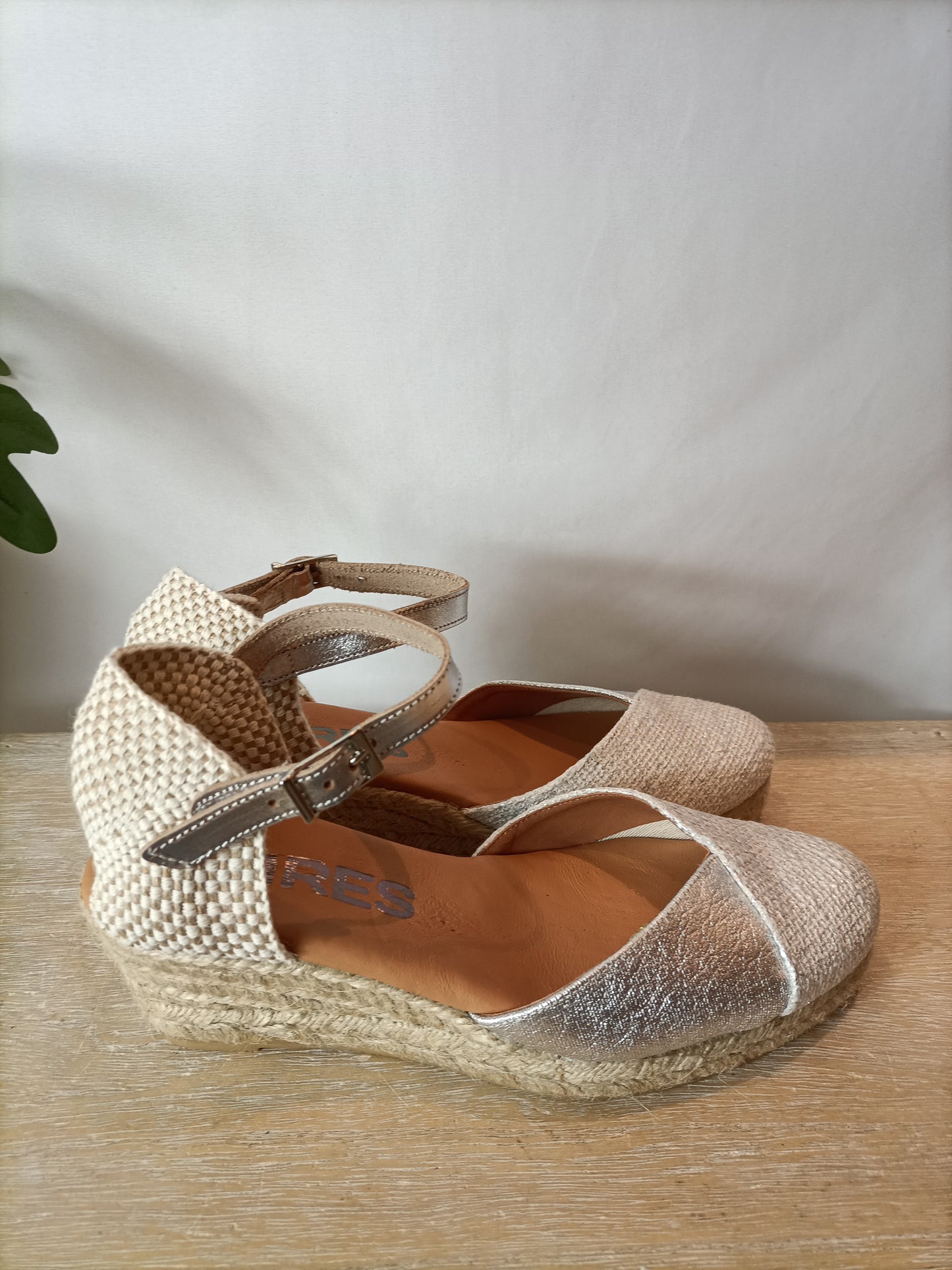 LARES. Cuñas esparto plateadas T.38