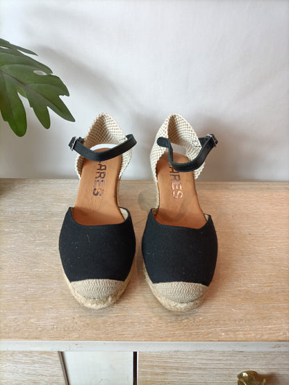 LARES. Cuñas esparto negras T.38