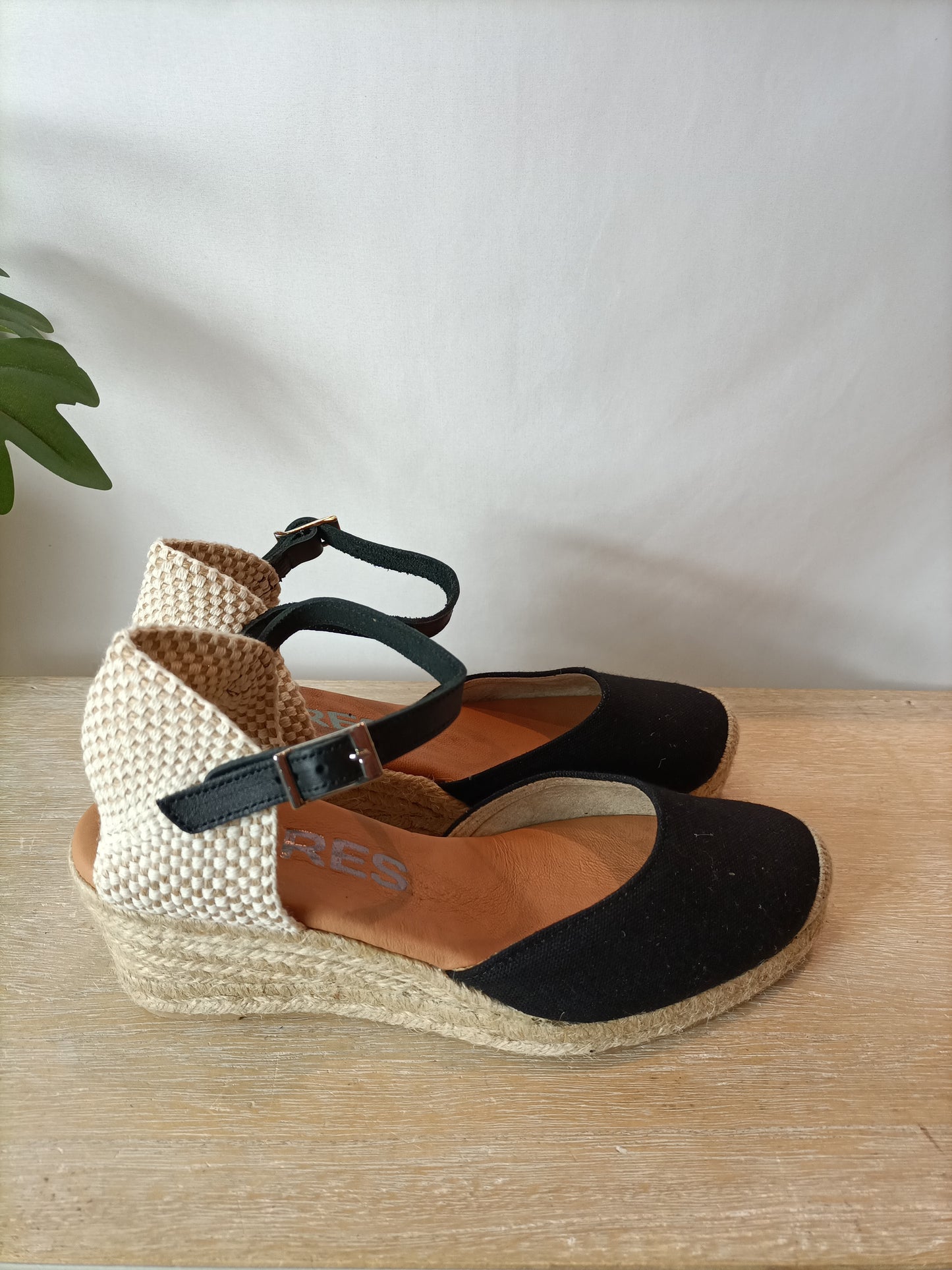 LARES. Cuñas esparto negras T.38