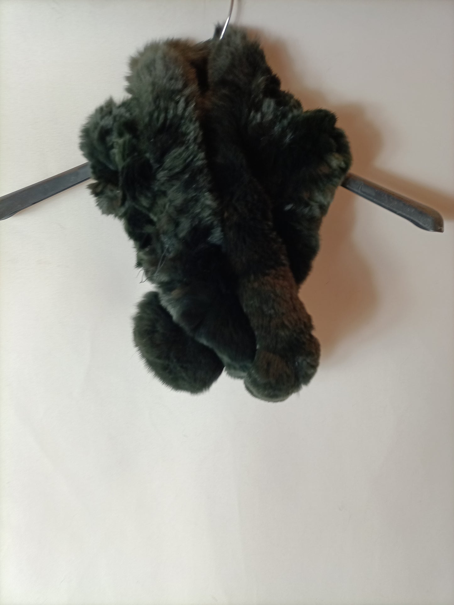 OTRAS. Cuello de pelo negro