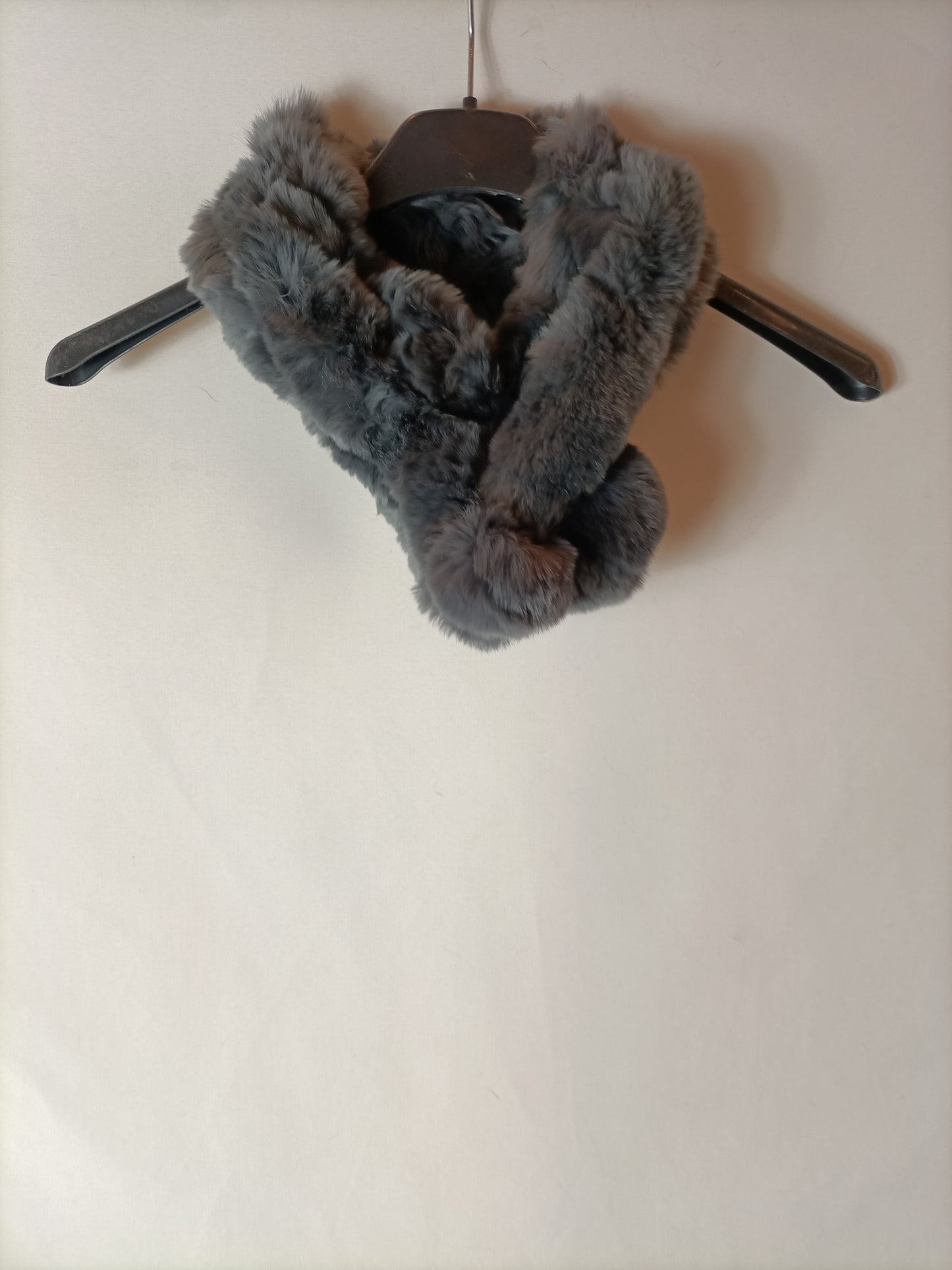 OTRAS. Cuello de pelo gris