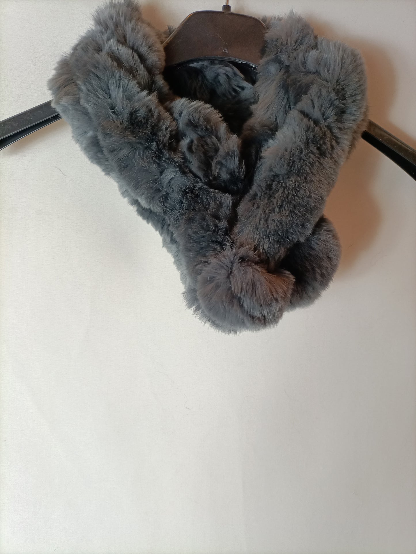 OTRAS. Cuello de pelo gris