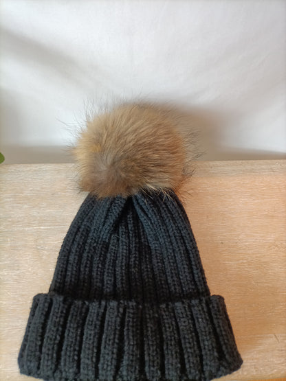 OTRAS. Gorro negro pompón