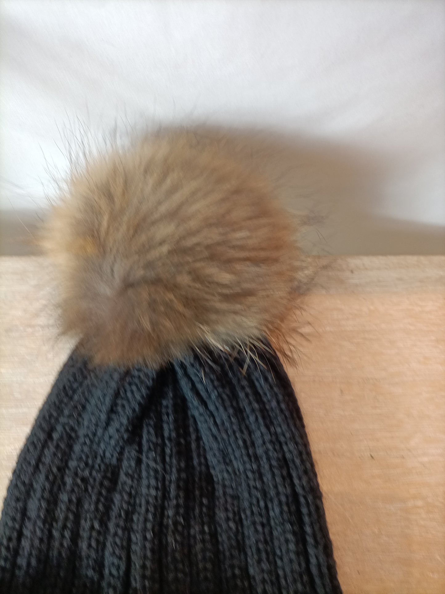OTRAS. Gorro negro pompón