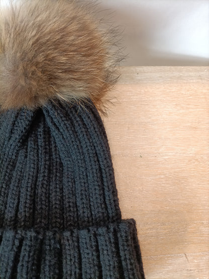 OTRAS. Gorro negro pompón