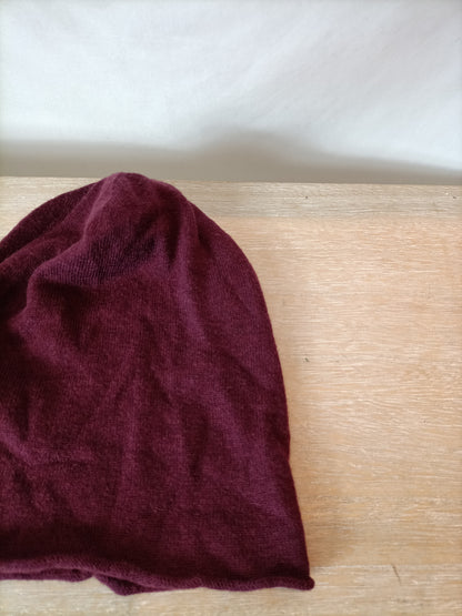 ADOLFO DOMÍNGUEZ. Gorro burdeos