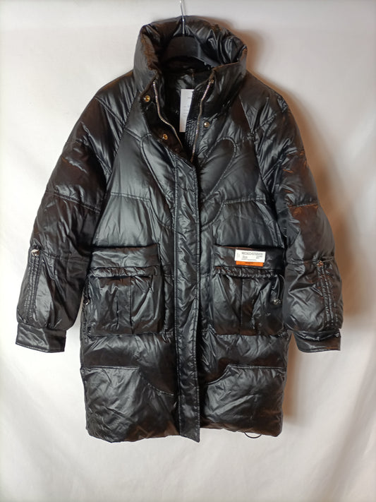 MICAICHSTUDIOS. Oversized black feathers. T.S.