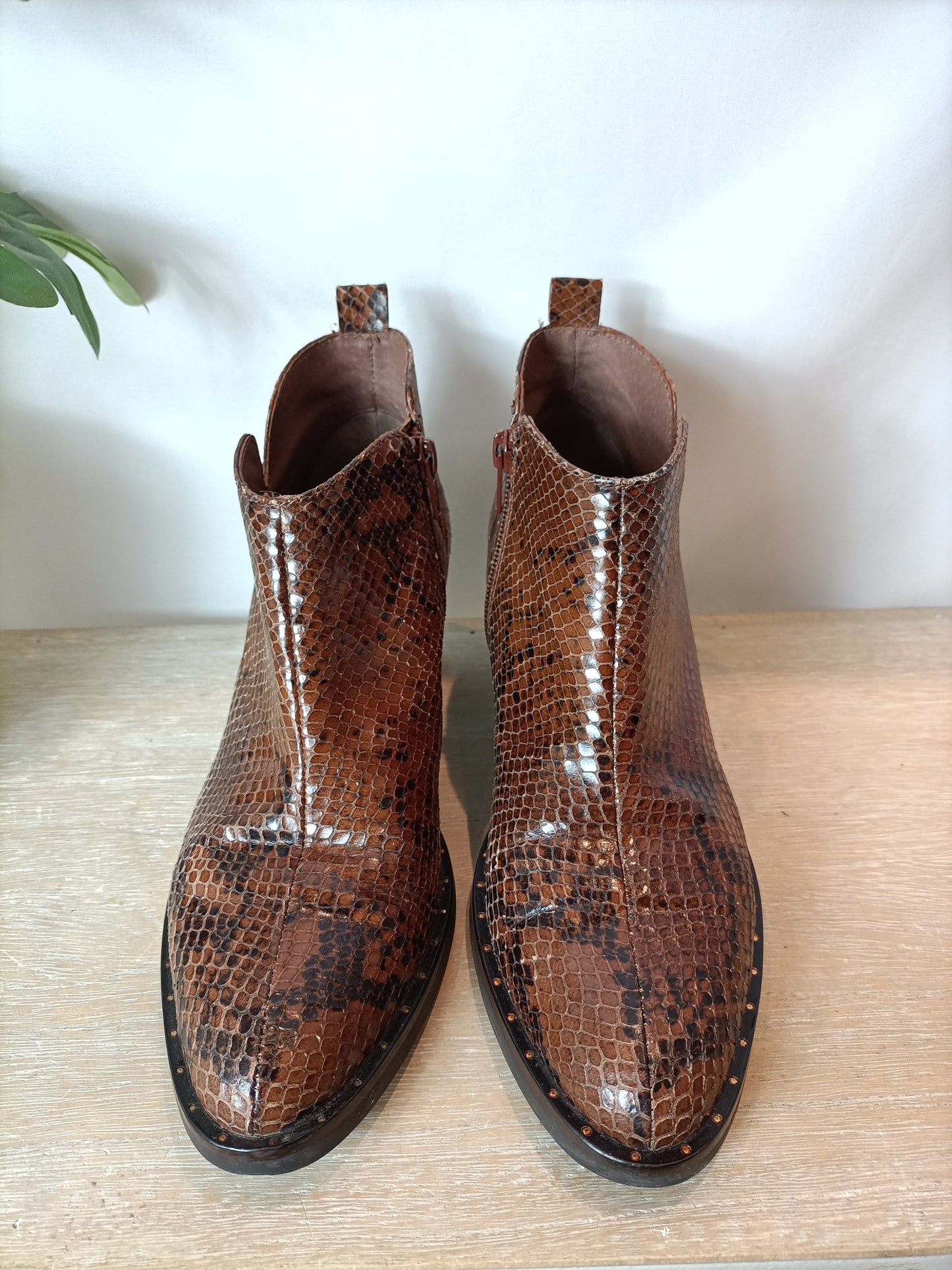 HISPANITAS. Crocodile-effect leather ankle boots. Size 38