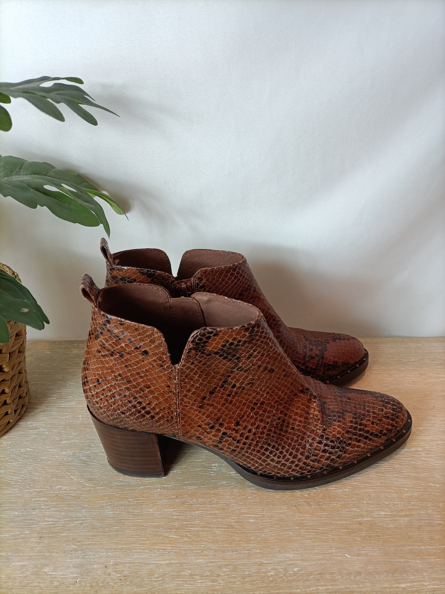 HISPANITAS. Crocodile-effect leather ankle boots. Size 38