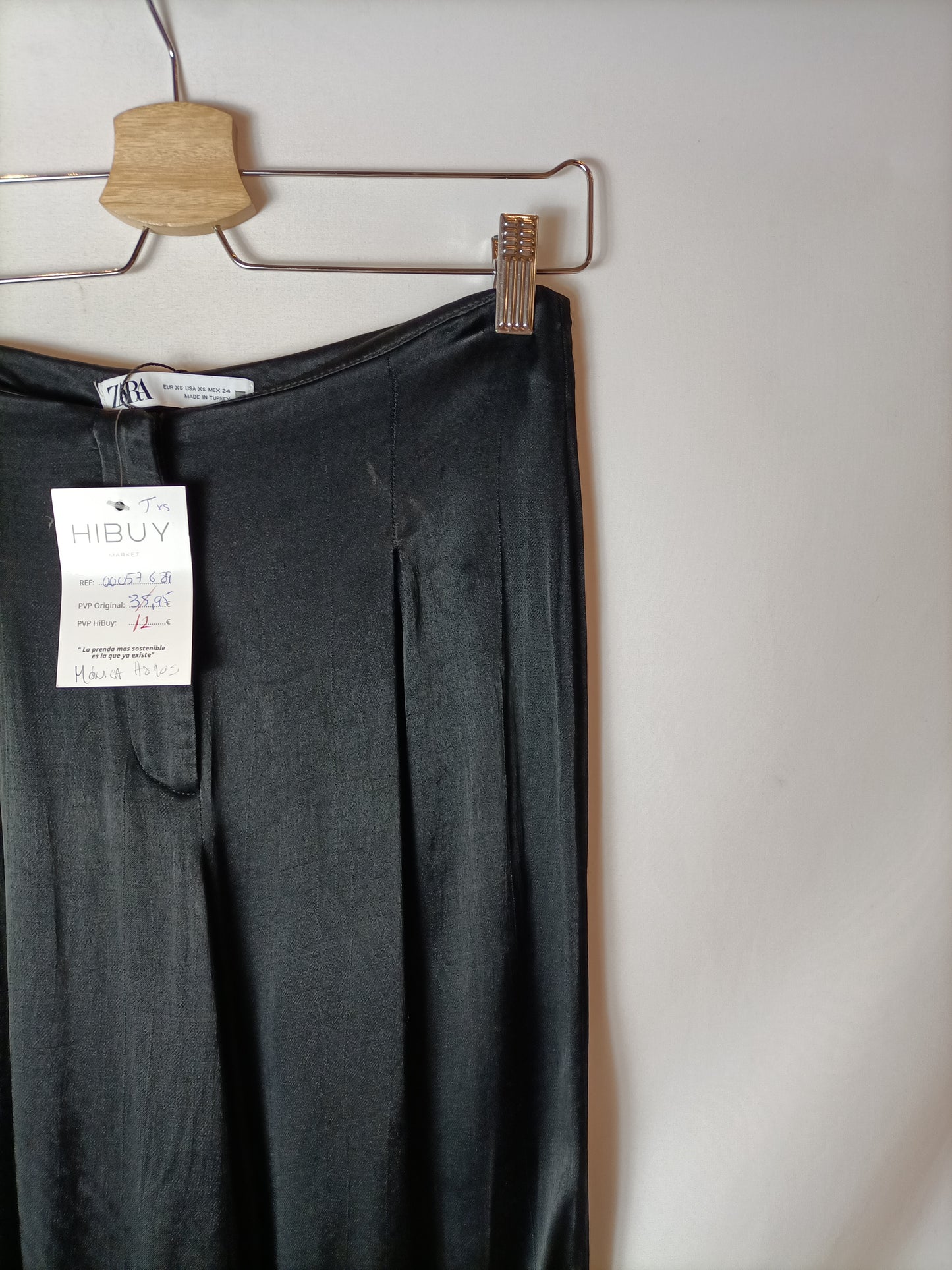 ZARA. Pantalón negro satinado T.xs