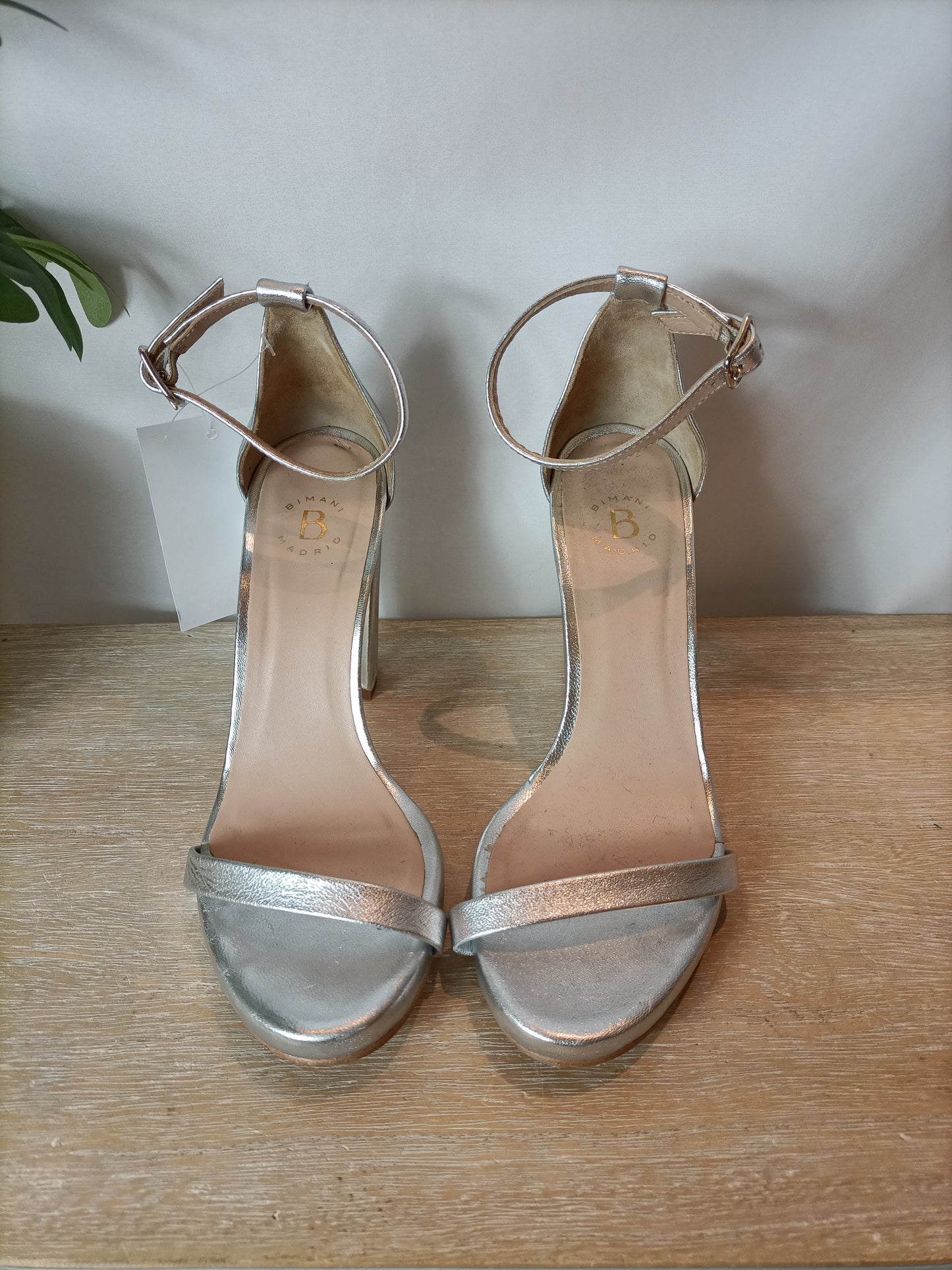 BIMANI. sandalia plateada. T 38