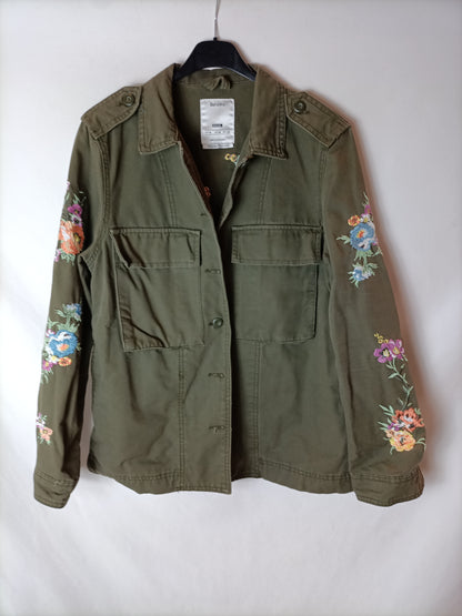 BERSHKA. Parka verde bordada T.m