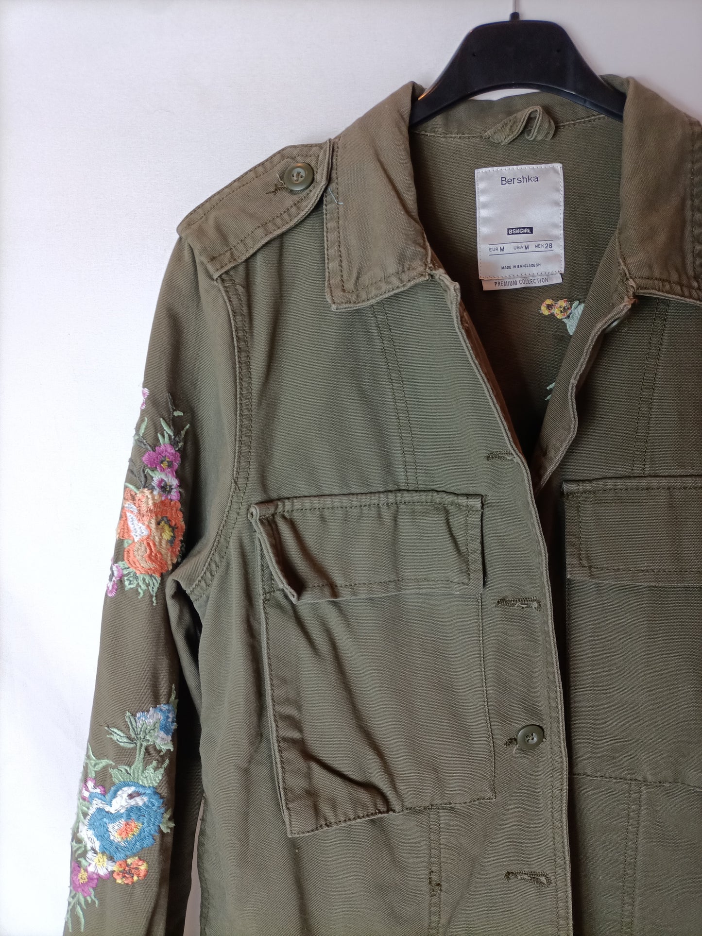 BERSHKA. Parka verde bordada T.m