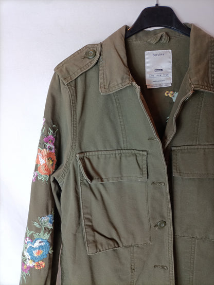 BERSHKA. Parka verde bordada T.m