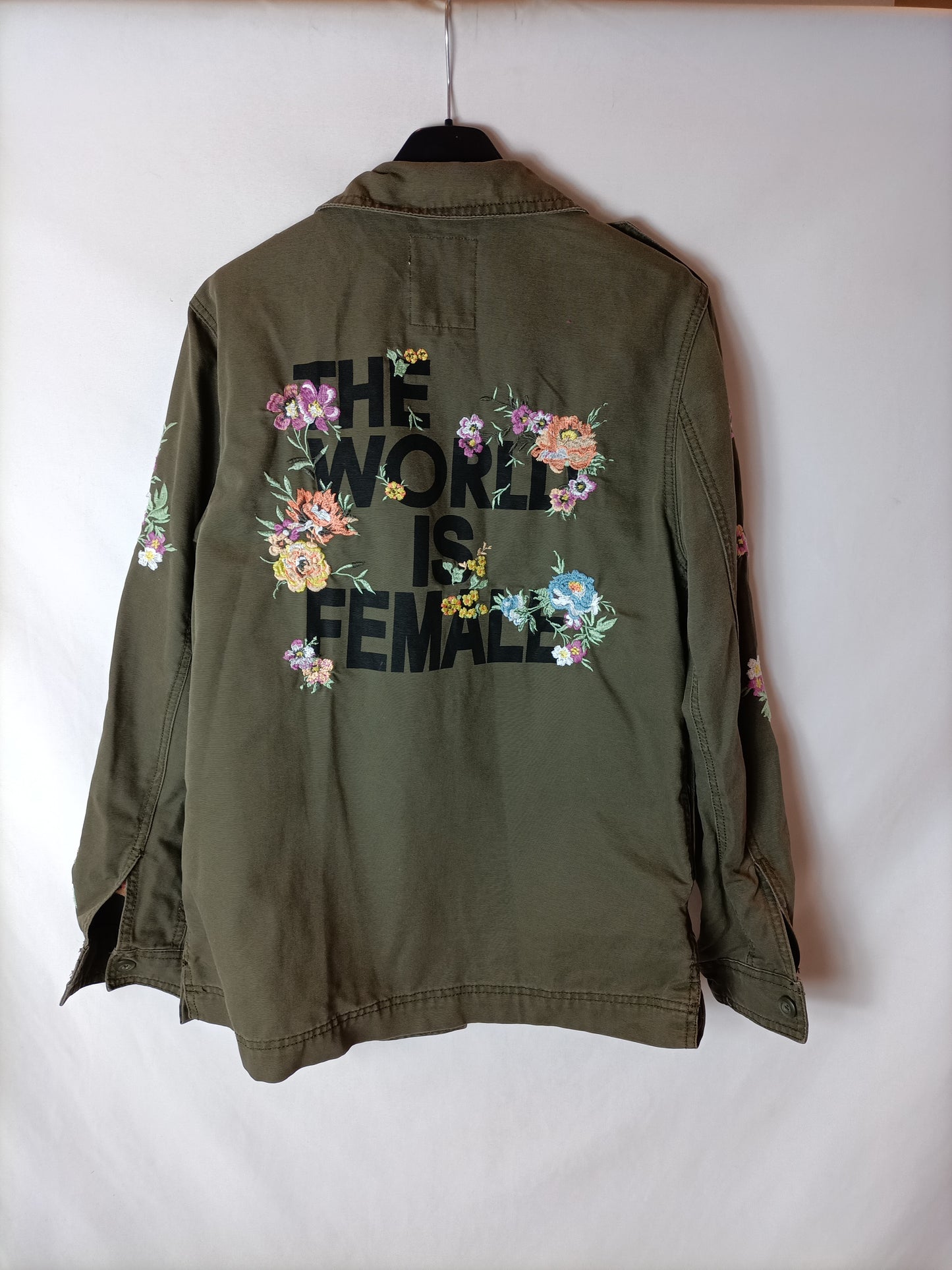 BERSHKA. Parka verde bordada T.m
