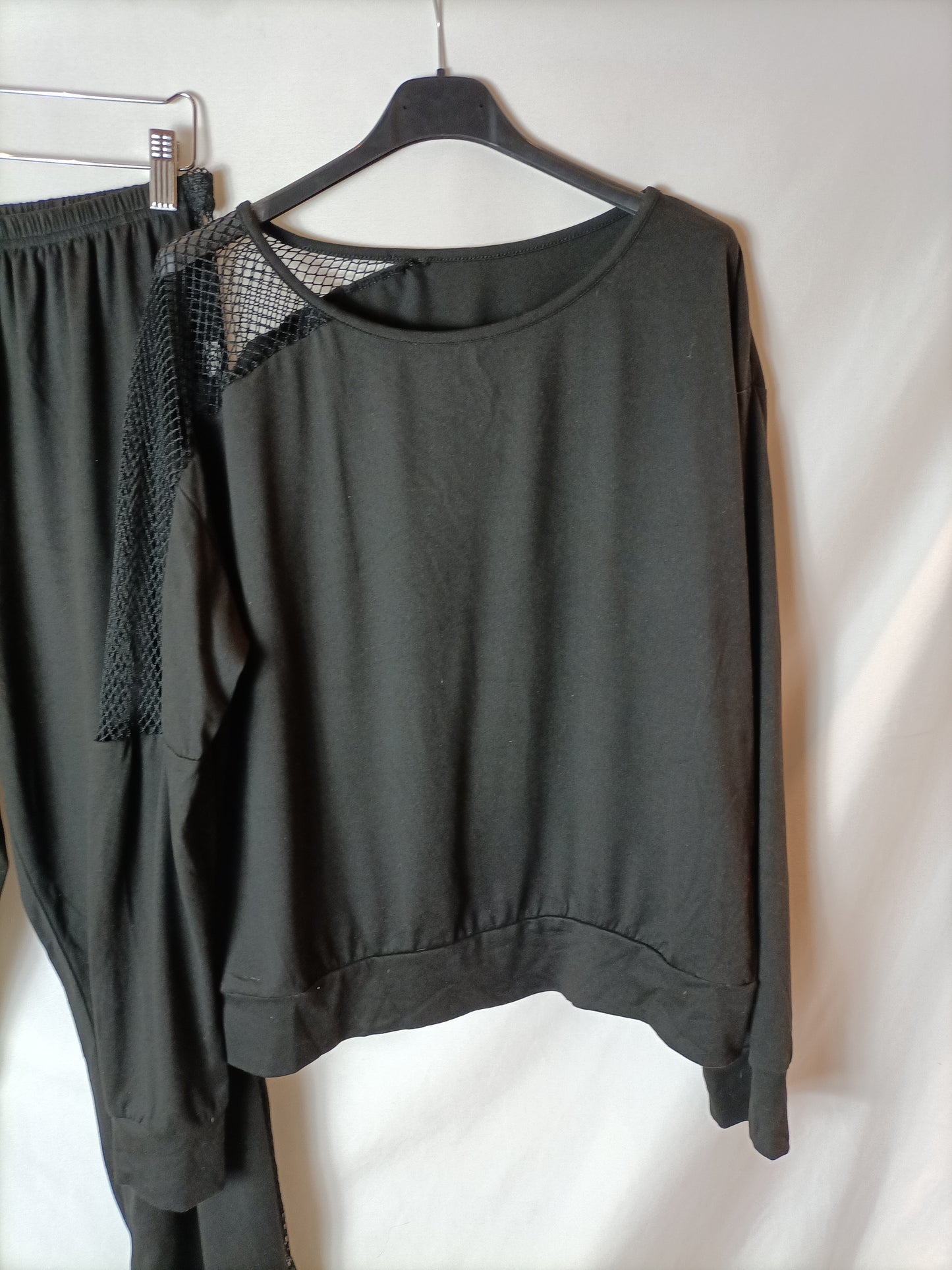 OTRAS. Total look negro rejilla T.l