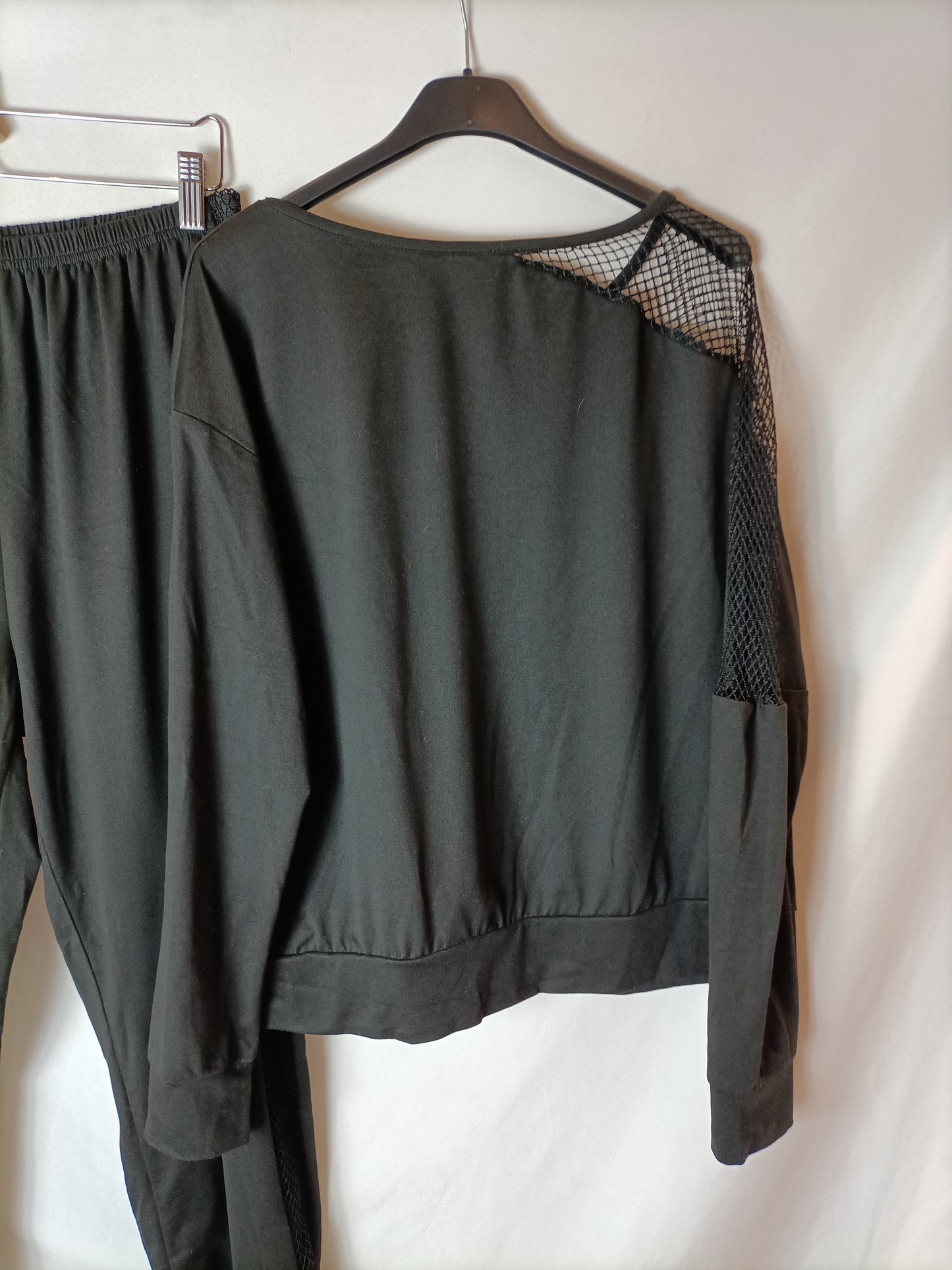 OTRAS. Total look negro rejilla T.l