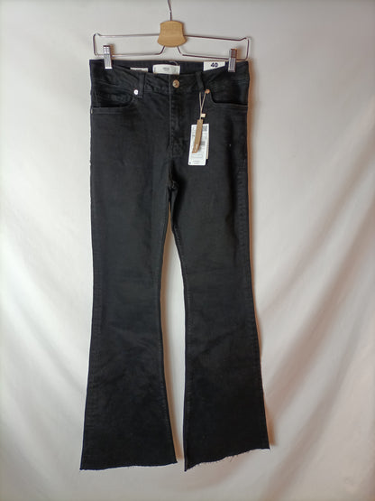 MANGO. Pantalón negro campana T.40