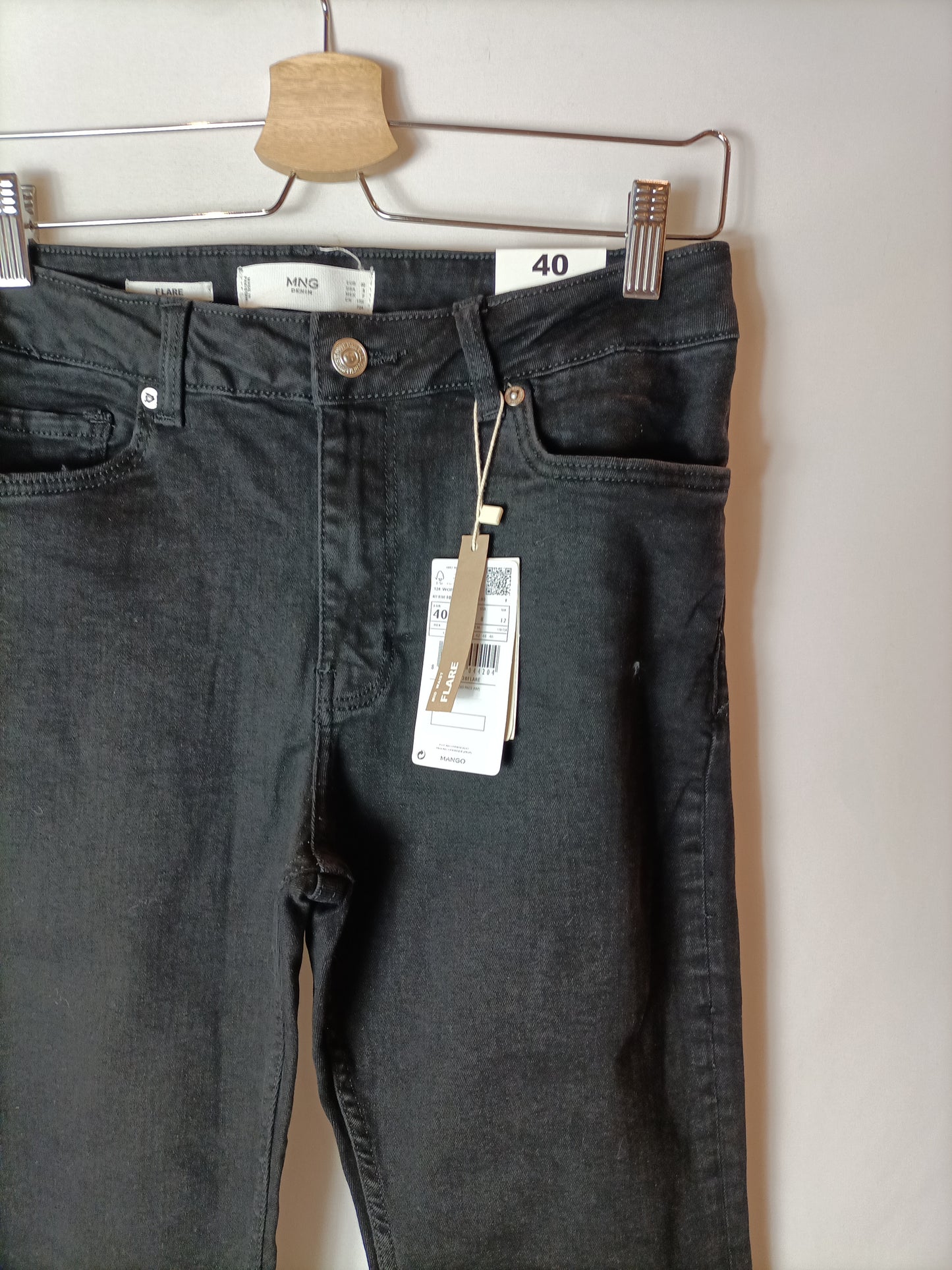 MANGO. Pantalón negro campana T.40