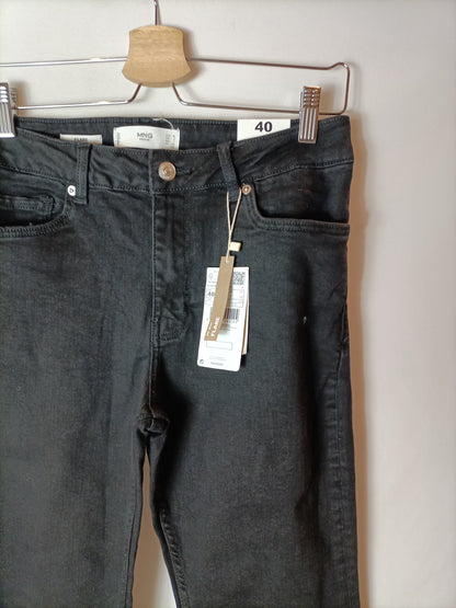 MANGO. Pantalón negro campana T.40