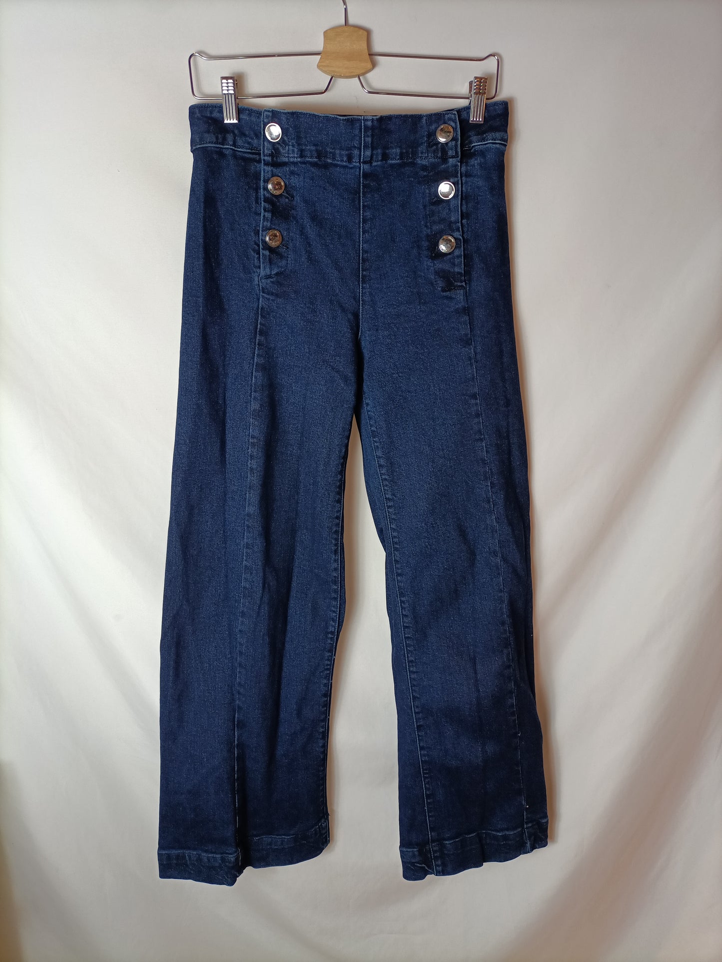 STRADIVARIUS. Pantalón culotte botones T.42