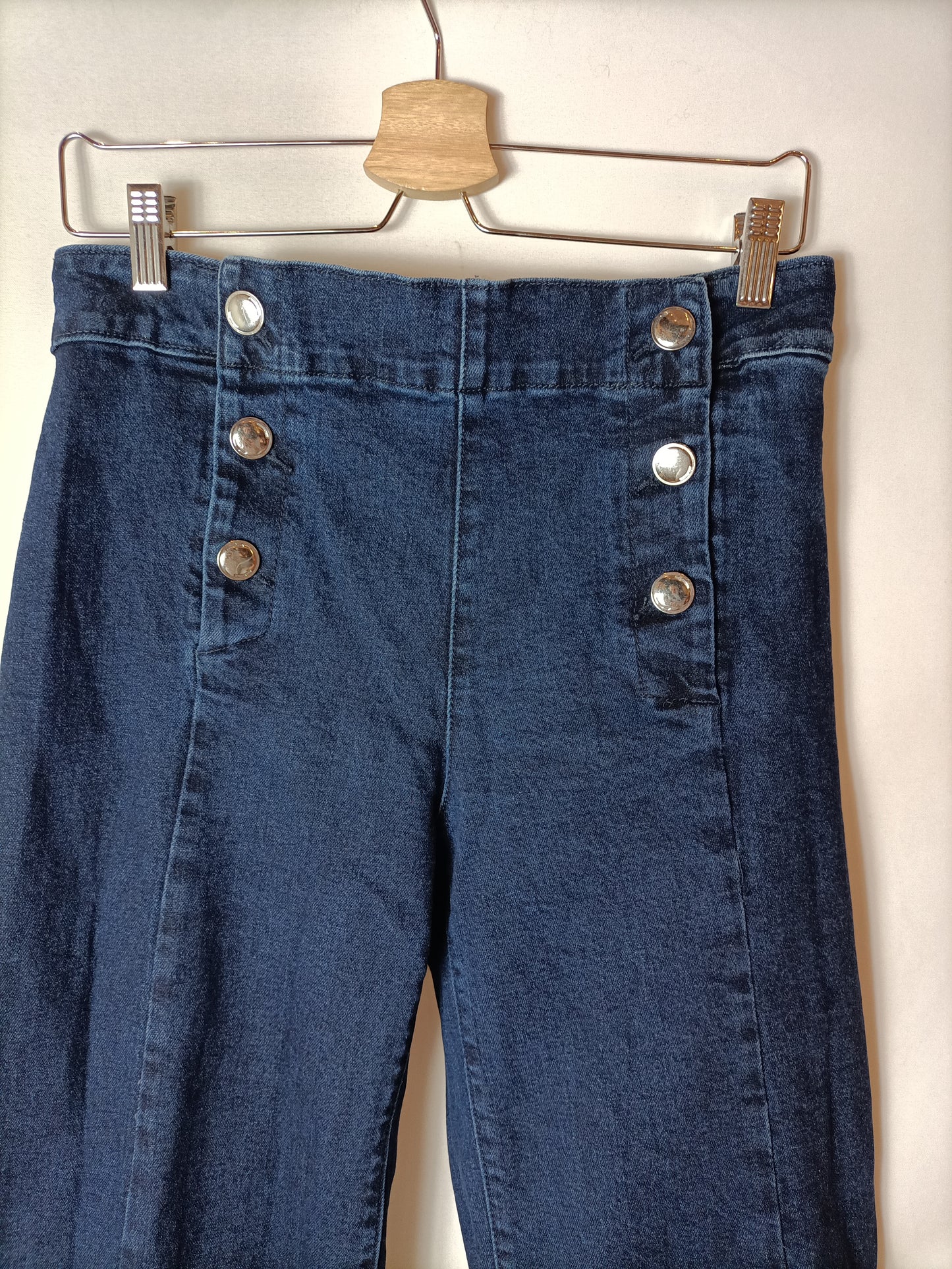 STRADIVARIUS. Pantalón culotte botones T.42