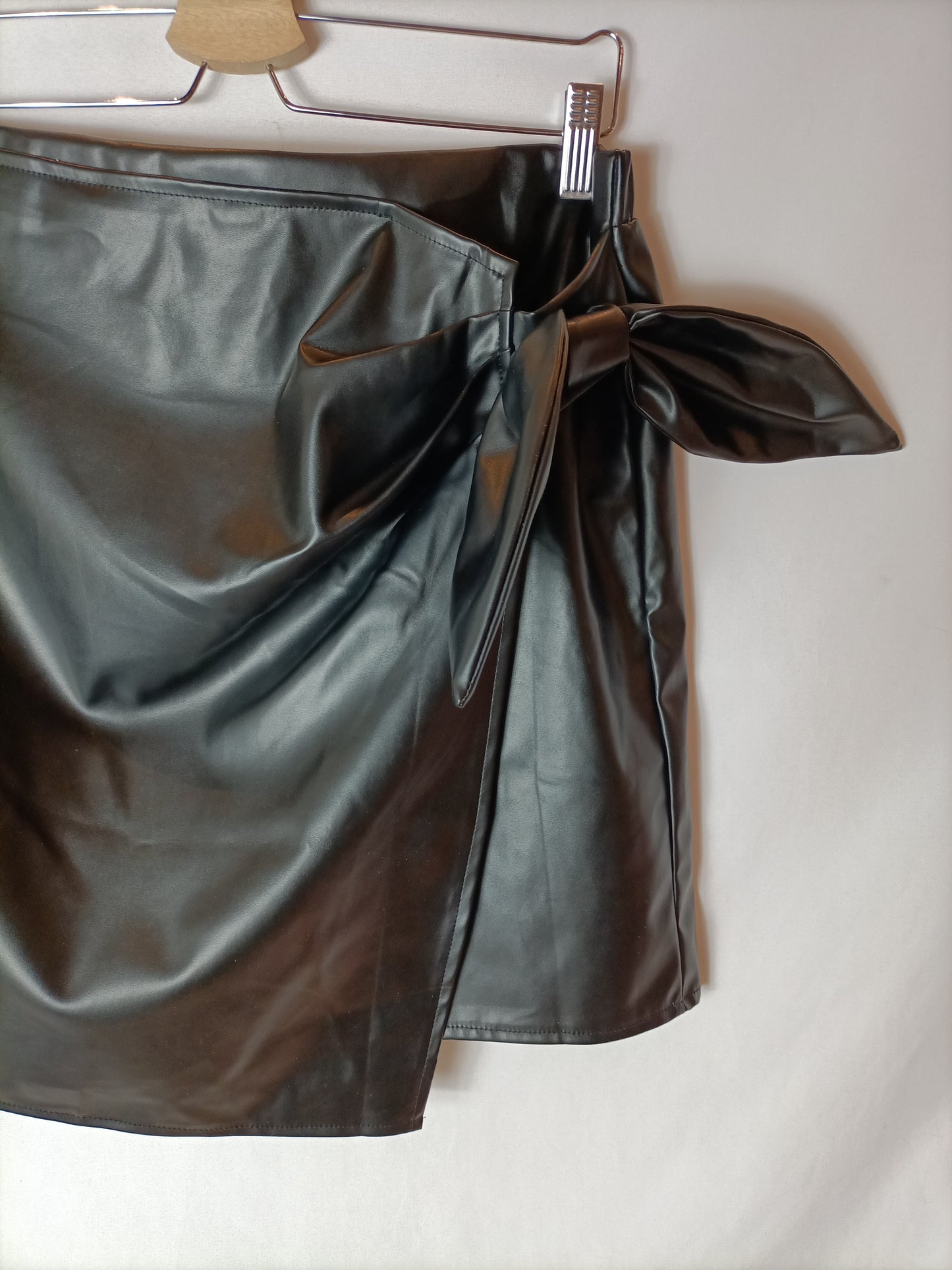 SHEIN. Falda negra efecto piel T.xl