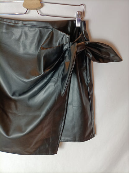 SHEIN. Falda negra efecto piel T.xl