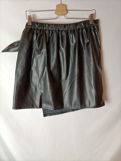 SHEIN. Falda negra efecto piel T.xl