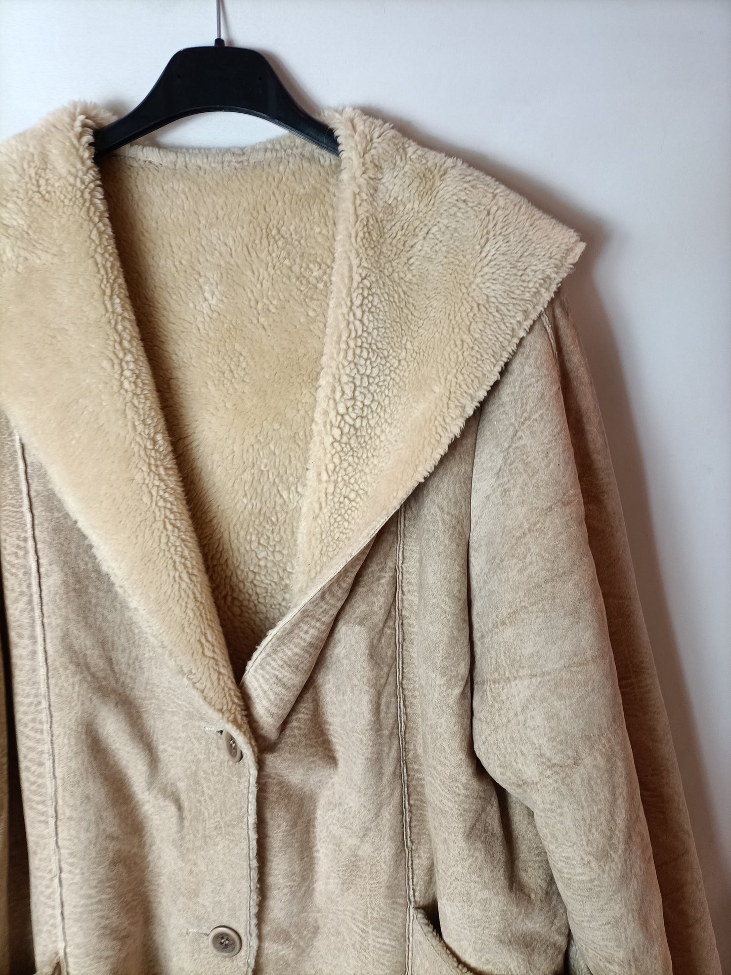 OTRAS. Abrigo antelina beige T.u(m/l)