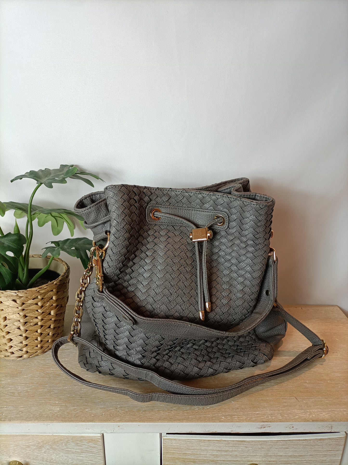 DEUX LUX. Bolso gris trenzado (tara)