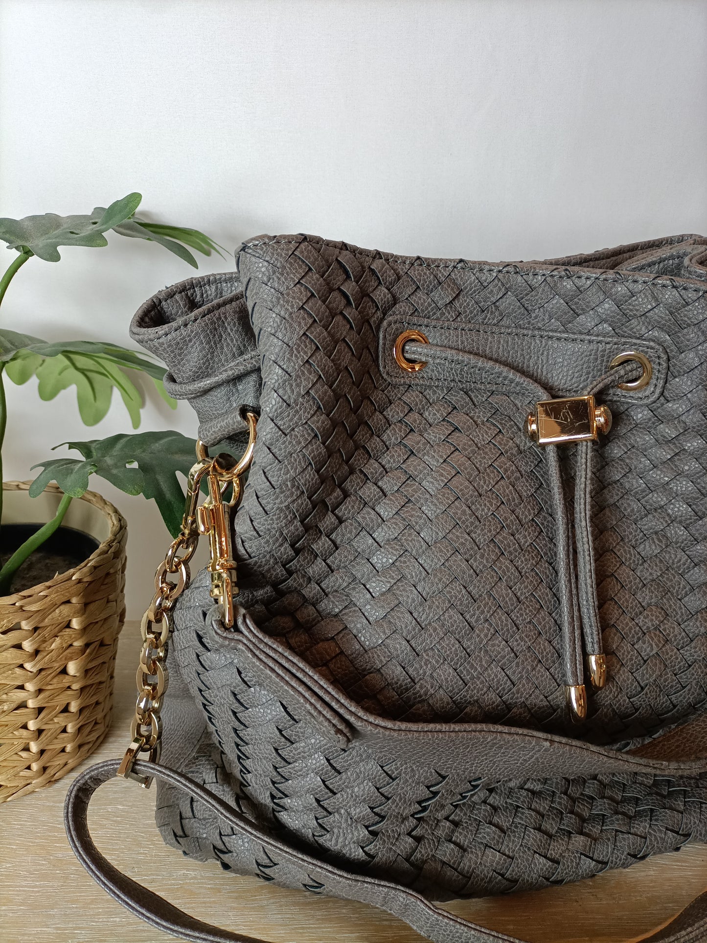 DEUX LUX. Bolso gris trenzado (tara)