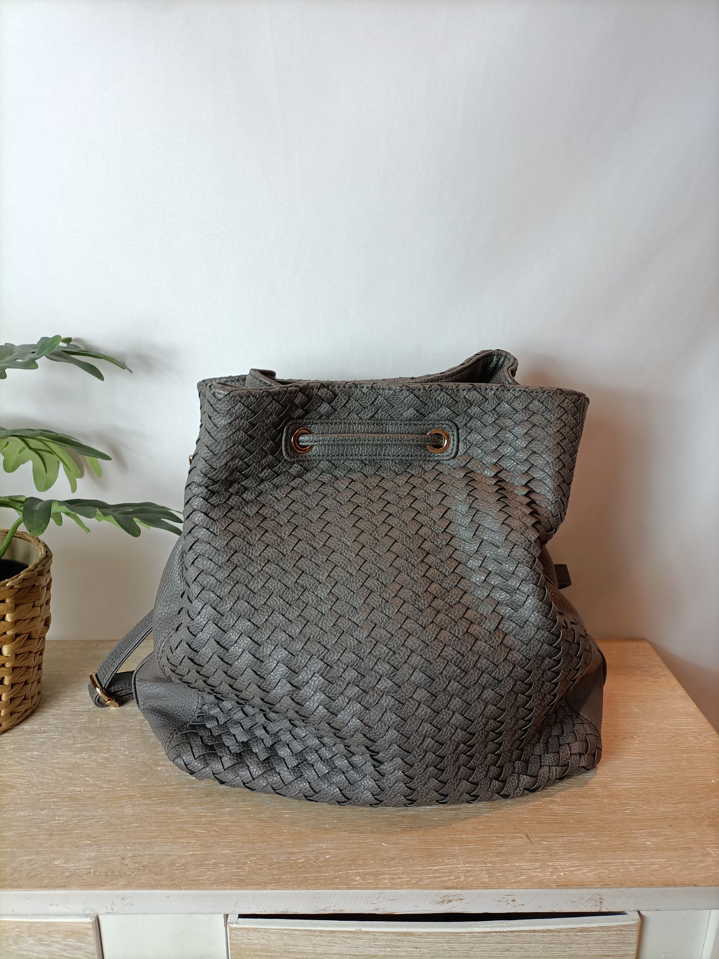 DEUX LUX. Bolso gris trenzado (tara)