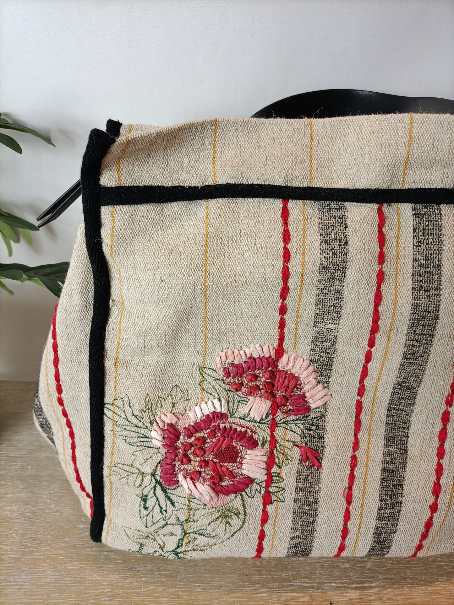 ZARA. Bolso shopper bordado