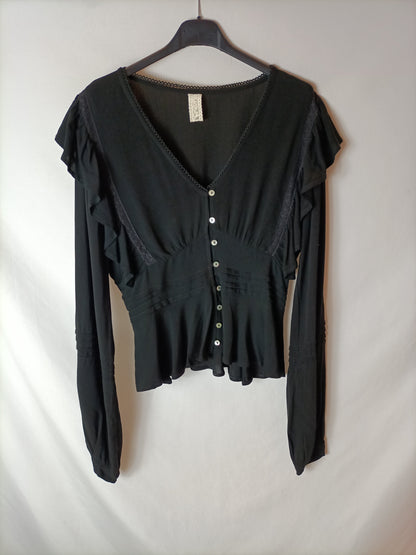 NKN NEKANE. Blusa negra fluida volante. T S