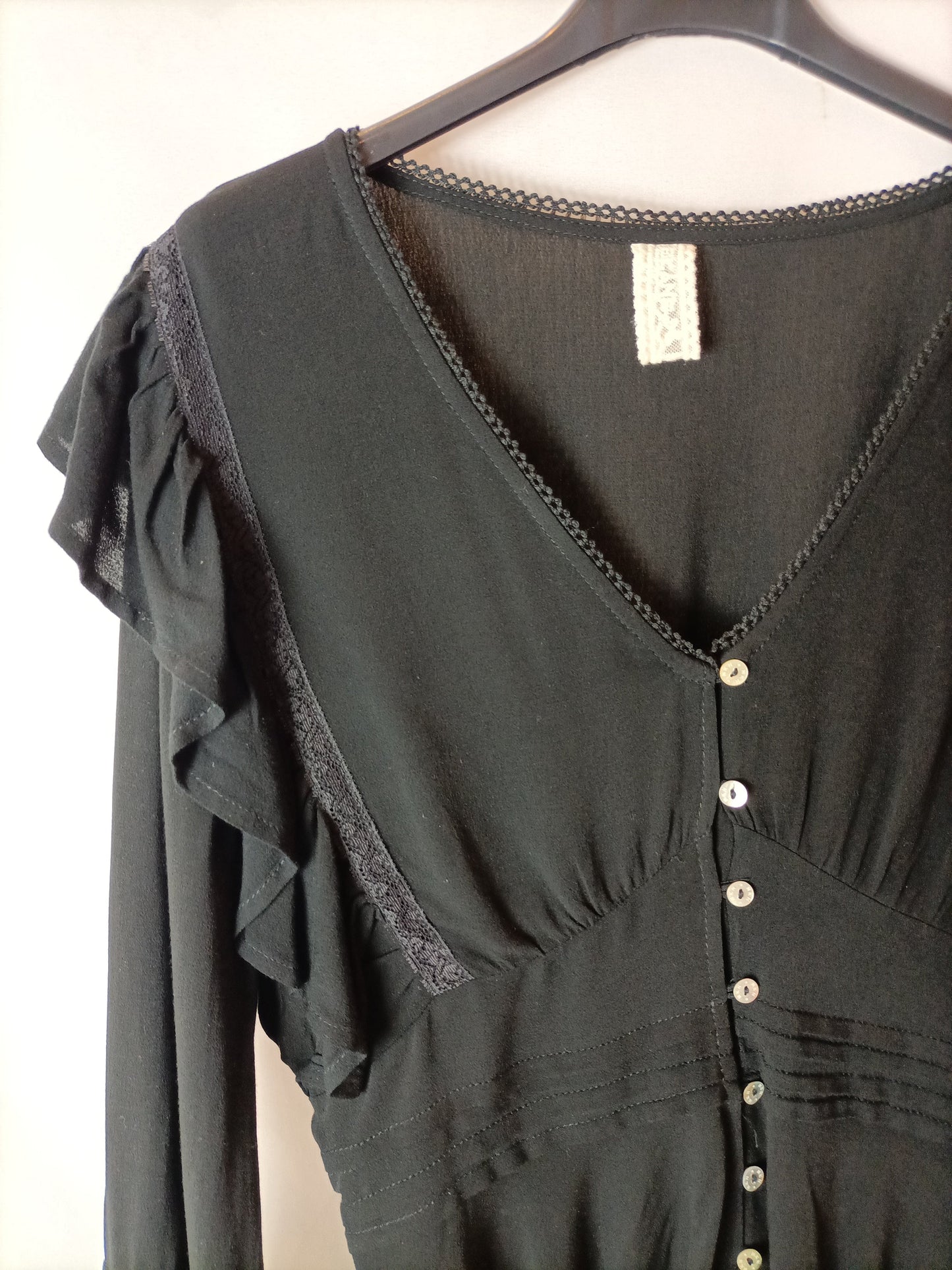 NKN NEKANE. Blusa negra fluida volante. T S