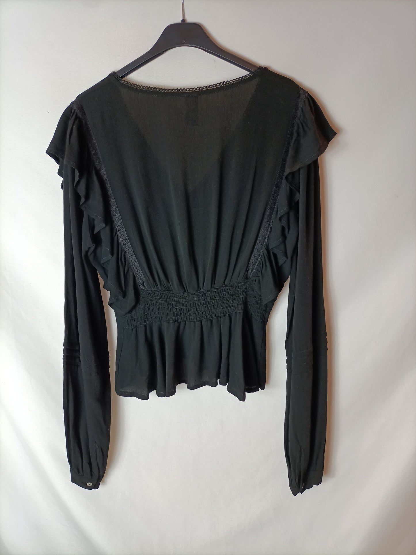 NKN NEKANE. Blusa negra fluida volante. T S