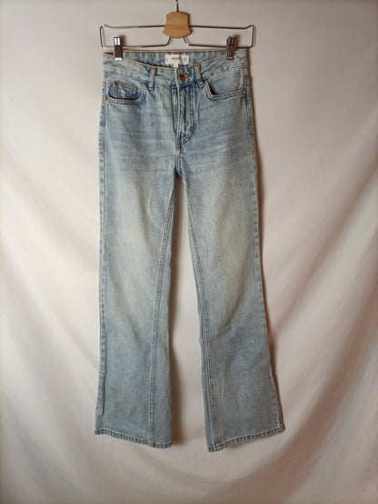 MANGO. Pantalones vaqueros ligeramente acampanados. T 32